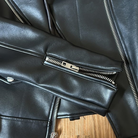 Cropped Leather Jacket - Picture 4 of 7